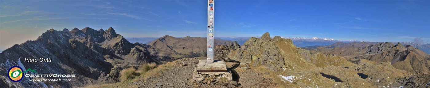 55 Ampia vista panoramica dalla croce di vetta di Cima Piazzotti-Valpianella (2349 m).jpg